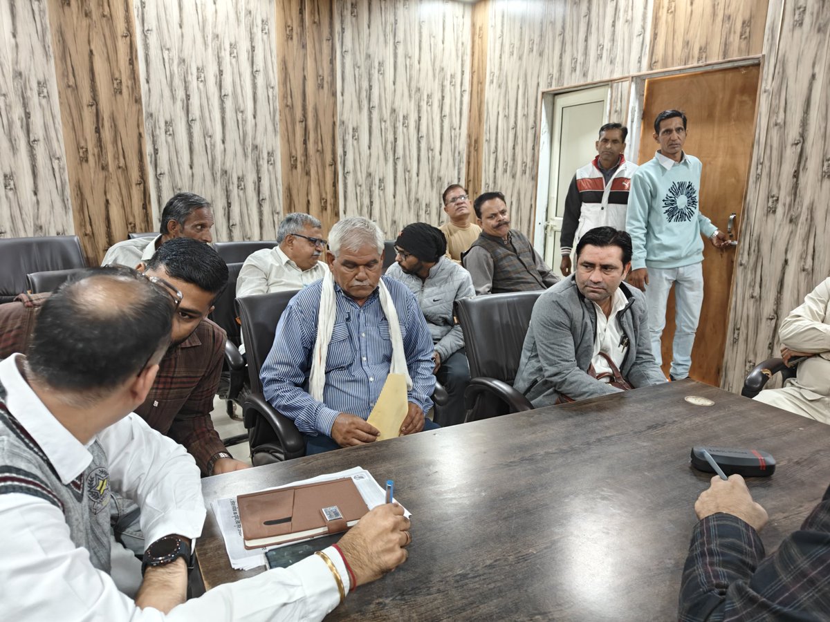 ChairmanVirend1's tweet photo. *माननीय नरबीर सिंह कैबिनेट मंत्री हरियाणा सरकार के आदेशानुसार फर्रूखनगर ब्लाक में बिजली विभाग के चीफ इंजीनियर,  SDO , हरियाणा रोडवेज के अधिकारियों और मंत्री जी के राजनैतिक सलाहकार सतपाल यादव जी के साथ जनता की समस्या सुनी और अधिकतर समस्याओं का मोके पर ही समाधान किया।* https://t.co/Wca7gjF240