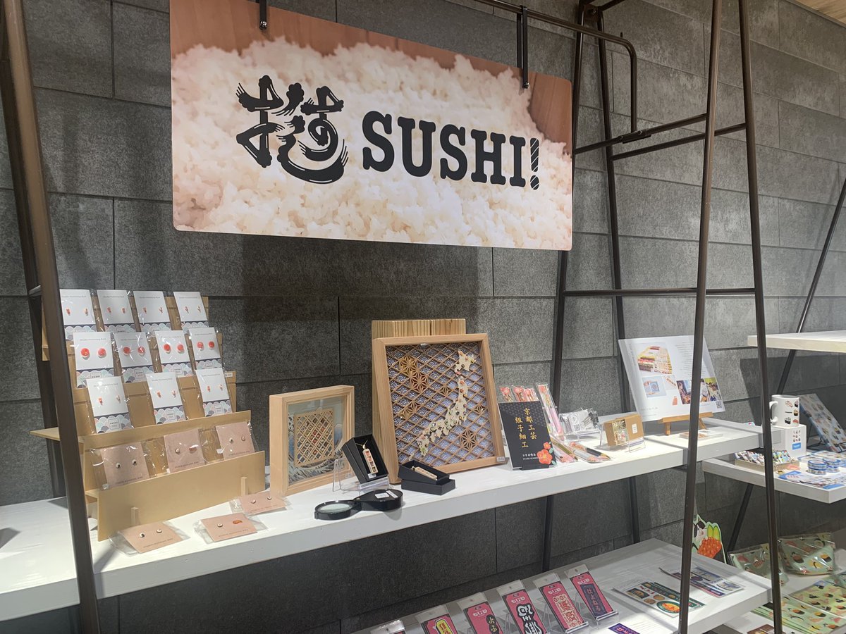 zakio_me_3mg's tweet photo. 🍣お寿司POPUP 店じまい🍣
本日を持ってお寿司POPUP「推SUSHI!」が幕を閉じました！
mojiyaさんの素敵なロゴを掲げて、初めてのPOPUPの運営に携わらせて頂きとても良い経験となりました☺️

また出店者さんも本企画にご参加頂き、ありがとうございました🙇‍♀️
この企画が良い機会になってくだされば幸いです✨

【出店者様】
🍣EVI @evijp
🍣mojiya @momomojiya
🍣Studio Humming Bird @StudioHumming
🍣Supergirl  @eika_supergirl
🍣ぽけまる  @pokemaru06
🍣毬那 @marinart1012

今後とも色んな企画を作って参ります。
そして１週間ご来店頂いたお客様方、誠にありがとうございました🍵