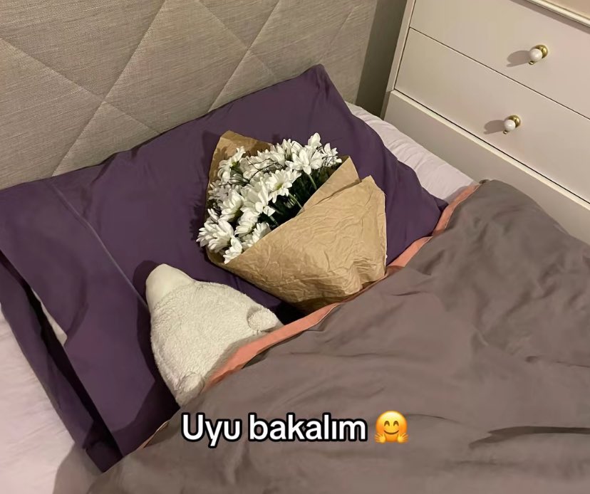 İlk çiçeğini alınca kızlar ;