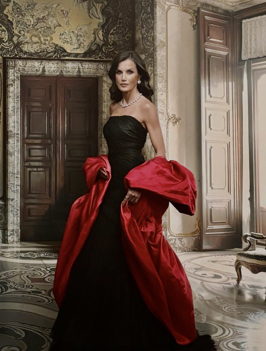 👑🇪🇸 | La reina doña Letizia estrena nuevo retrato para el Banco de España

La Reina vestida de Balenciaga protagoniza un espectacular retrato que conmemora su décimo aniversario en el trono

Abro 🧵 🪡