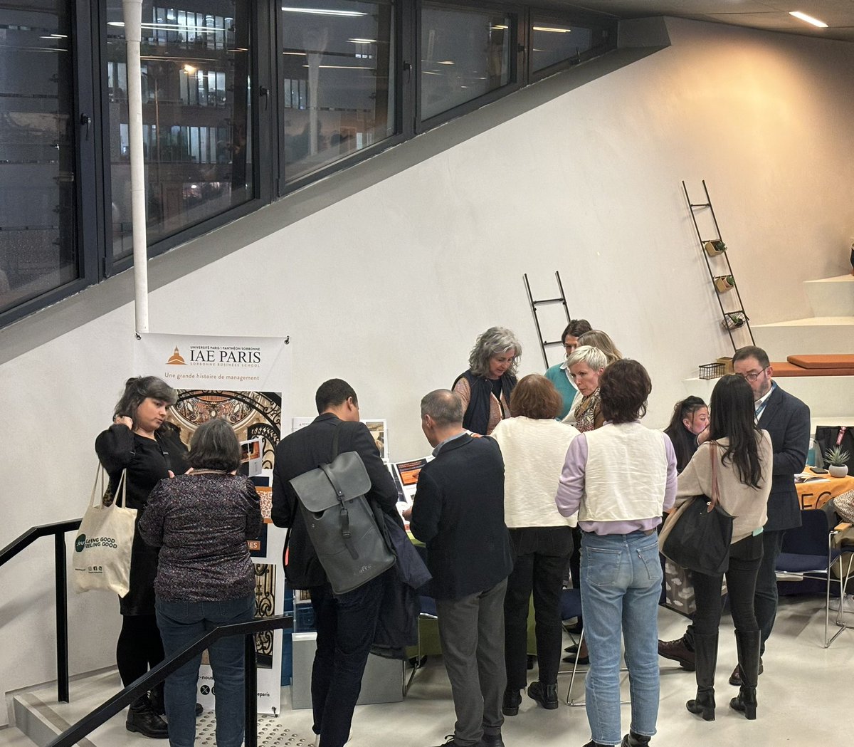 <a href="/lamarque_eric/">Eric Lamarque</a> Les échanges se poursuivent sur le stand de l’IAE Paris-Sorbonne !