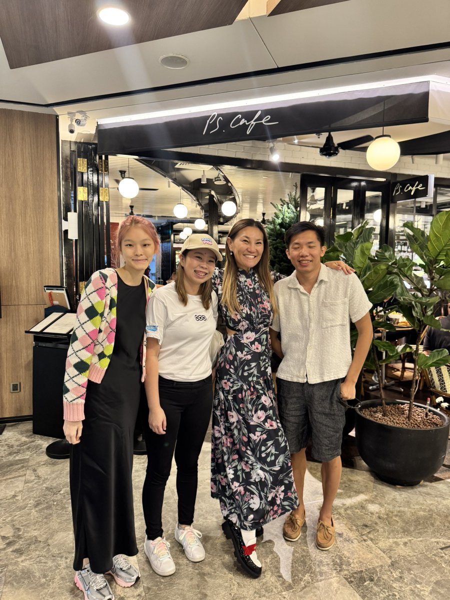 iamlorettachen's tweet photo. Lots of reunions in 🇸🇬this week with #smoblerfam #sandfam and #arcfam ! 💛💙🖤🎄🎂More to come , yay ! DM to connect ! 🙏🏼👍🏼🤩 https://t.co/JGvj2bEBMs