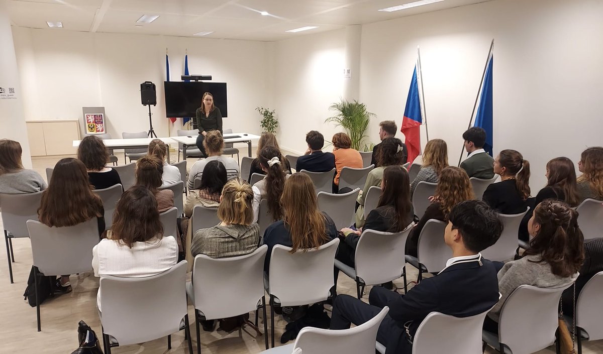 CZtoEU_Brussels's tweet photo. Studenti programu Erasmus Mundus "European Politics and Society: Václav Havel Joint Master Program" v rámci @FSV_UK dnes navšt��vili @CZECHIAinEU k debatě o roli Stálého zastoupení, práci v institucích 🇪🇺 & komunikaci o 🇪🇺 včetně za #CZPRES2022. Díky za zájem & zajímavou debatu! https://t.co/xCumFFzWMW