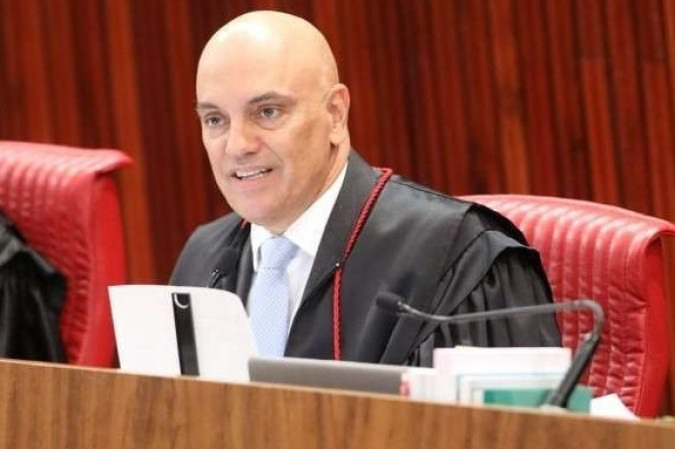 PCO29's tweet photo. O crime de ‘planejar golpe de Estado’ é uma farsa para impor uma ditadura. Rui explica:

“Na época das mobilizações lideradas pelo PSDB que culminaram na derrubada de Dilma, havia grupos em todas as manifestações defendendo intervenção militar. Essas manifestações sempre contavam com faixas e discursos explícitos nesse sentido. Ora, se isso fosse considerado crime contra o Estado de Direito, essas ações já teriam sido punidas. Afinal, uma faixa com um pedido explícito de intervenção militar é mais direta do que muitas das manifestações que temos hoje.

Se essa lógica se expandir, chegaremos ao ponto em que não será permitido expressar nada. Pessoas poderão ser presas por causa de frases escritas em faixas ou faladas em carros de som. E, na prática, já estamos caminhando nessa direção. Um exemplo disso é o caso envolvendo críticas ao sionismo: somos processados por discursos em carros de som, por faixas e até por bandeiras. Isso é absolutamente absurdo e representa uma grave ameaça à liberdade de expressão.”