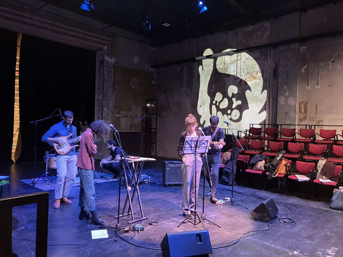 Avui <a href="/el_pesol/">El pèsol feréstec</a> em deixen posar “play” a unes projeccions a aquí ❤️