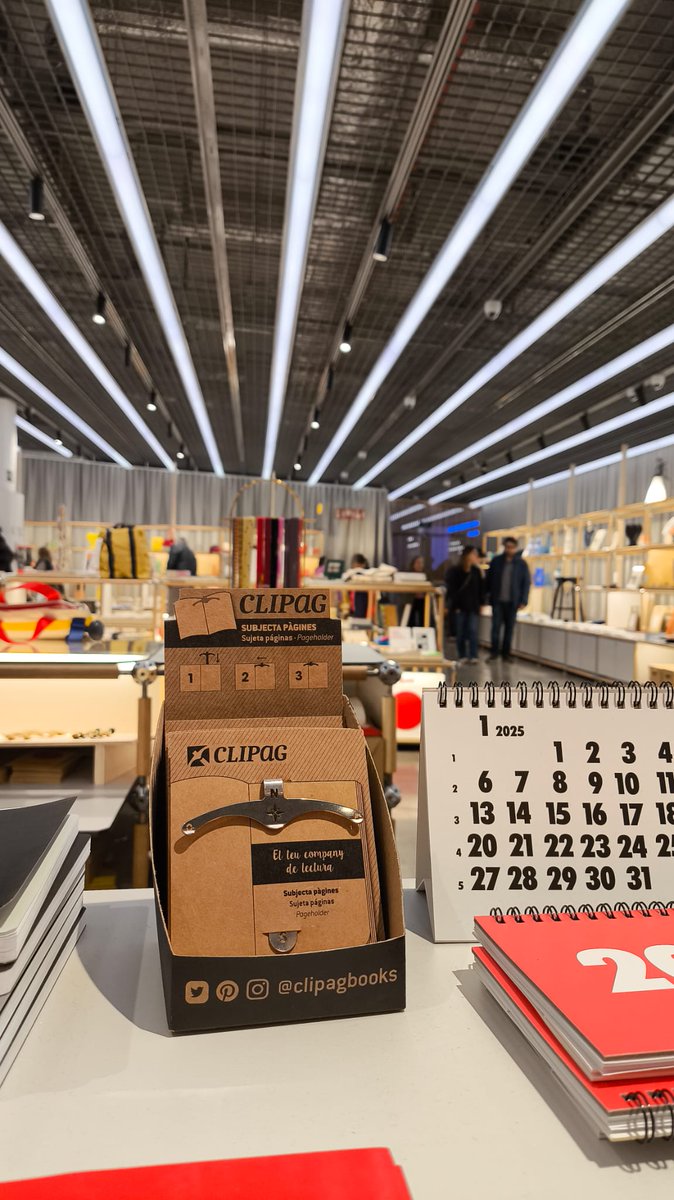 clipagbooks's tweet image. #DShop! La botiga de referència dedicada al disseny, ha obert recentment les seves portes i el #Clipag té l'honor de ser-hi envoltat d'una àmplia i magnífica selecció d'articles de disseny i artesania #elteucompanydelectura #subjectapagines #puntdellibre @lacapell_com @dissenyhub