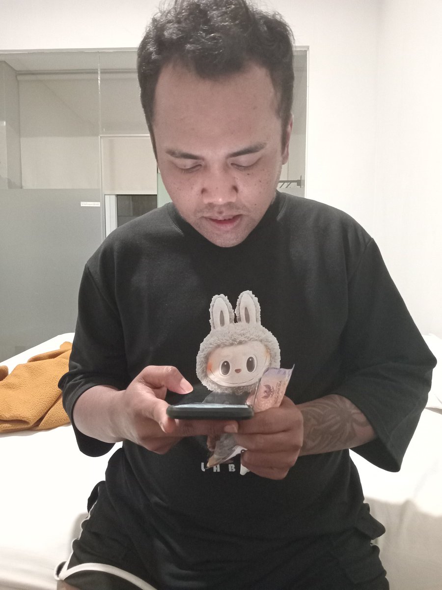 Sanjayalio's tweet photo. TOLONG BANTU REPOST YA TEMAN TEMAN 

NAMA:PRAMONO
ASAL:KOTA SEMARANG

TELAH MENGGEKAPKAN/MENCURI IPHONE 11 128 GB BERWARNA HITAM BESERTA BOX NYA HARAP BAGI YANG MENEMUKAN LANGSUNG LAPOR KANTOR POLISI TERDEKAT 

BAGI YG MENEMUKANNYA AKAN DI BERI IMBALAN https://t.co/HMdyLqFIWT