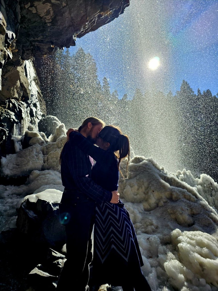 Penguincheek's tweet photo. These are my two favorite engagement photos ☺️ https://t.co/UlEV5wowYX