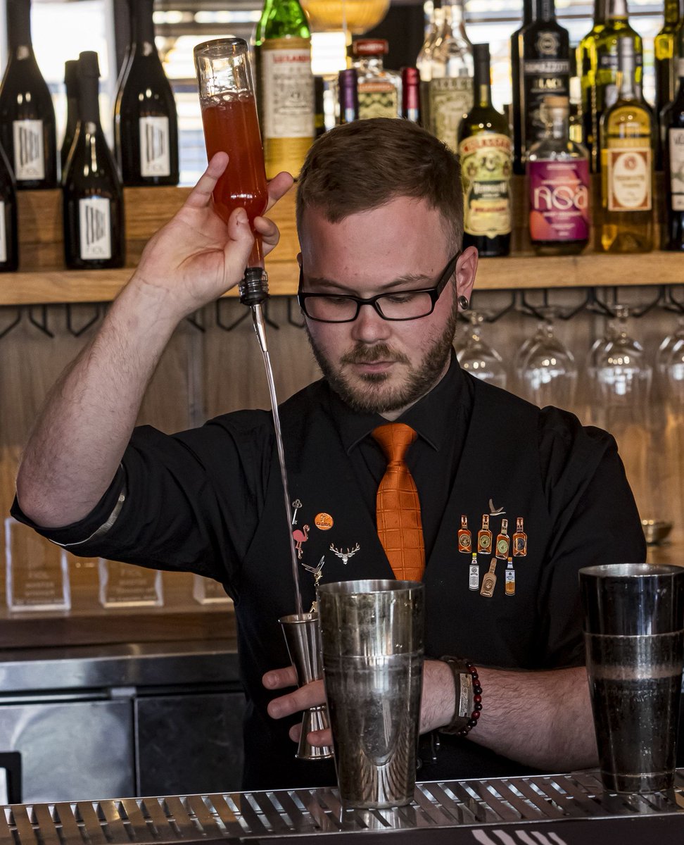 BarBootlegger's tweet image. Dans le cadre de notre série Guest bartender, nous avons le plaisir de recevoir @Markiraymond du @Naccarat le mercredi 4 décembre à partir de 20hrs. En collaboration avec @Hennessy, Marki vous présentera trois cocktails exclusifs pour l’instant de la soirée. ⁠
⁠