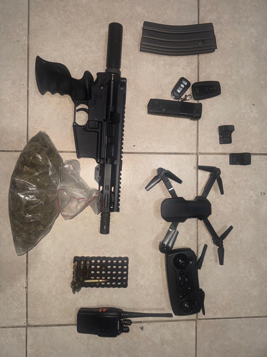 PoliciaEcZona4's tweet photo. En #Jipijapa sector #Salango se intervino un domicilio donde se logró el decomiso de:

👉 1 arma de fuego
👉 1 dron
👉 Varios gramos de alcaloides
👉 2 miras telescópicas
👉 1 alimentadora
👉 1 radio de comunicación 
👉 Municiones 

#NuestraMisiónSigueIntacta https://t.co/QDo4A04T0g