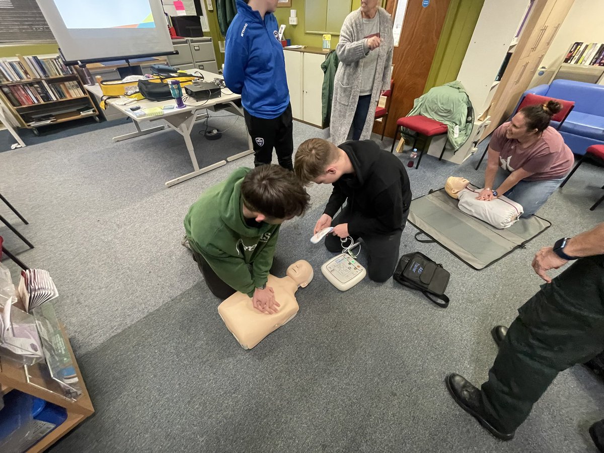 CheneyFC's tweet image. Last night we held another Emergency Life Saving Event delivered by @scacharity where our coaches, members of the community, @middleton_cc &amp;amp; Parish Council came together to learn how to perform effective CPR &amp;amp; the use a Defibrillator in the event of a Sudden Cardiac Arrest.❤️💙