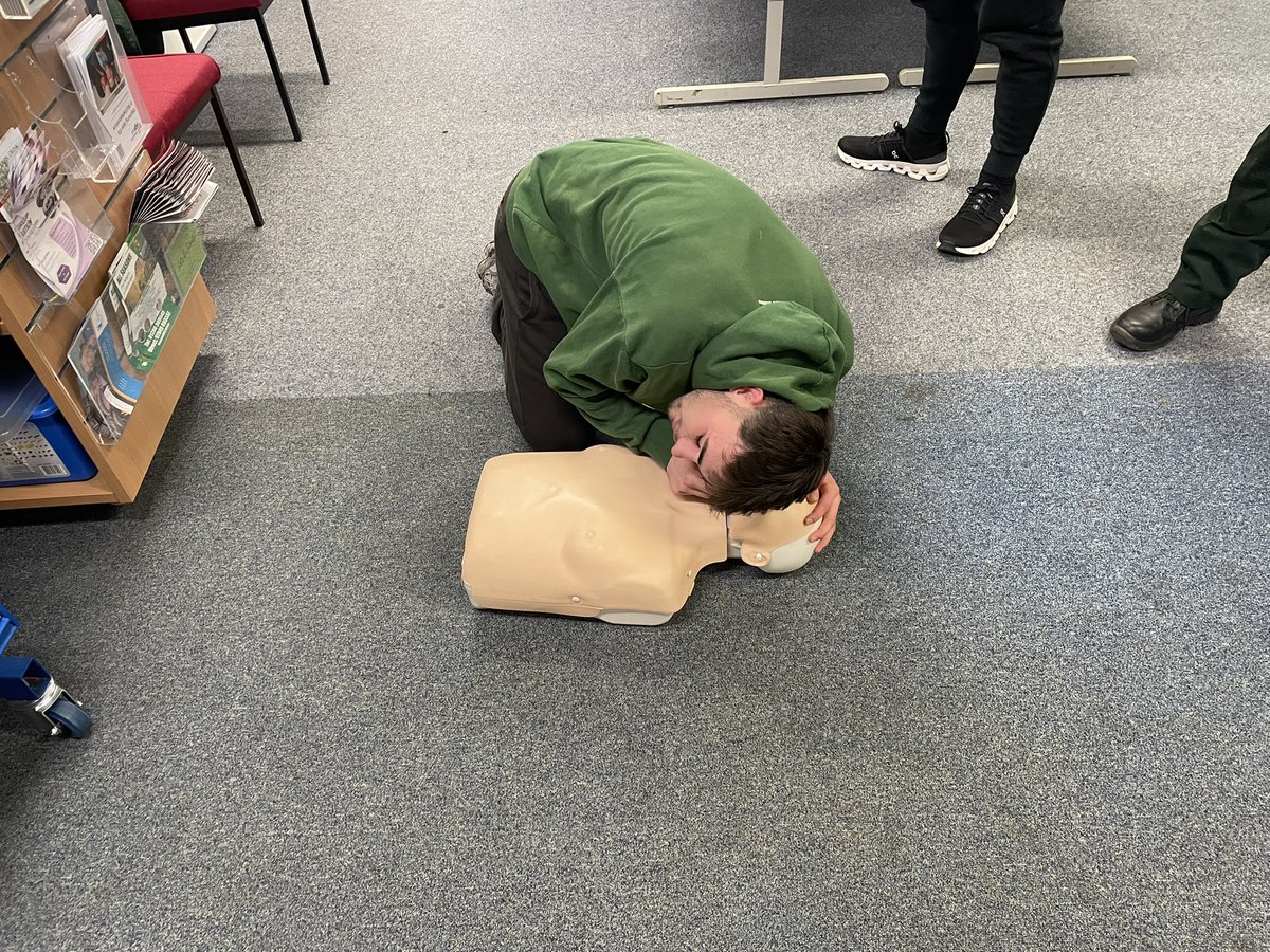 CheneyFC's tweet image. Last night we held another Emergency Life Saving Event delivered by @scacharity where our coaches, members of the community, @middleton_cc &amp;amp; Parish Council came together to learn how to perform effective CPR &amp;amp; the use a Defibrillator in the event of a Sudden Cardiac Arrest.❤️💙