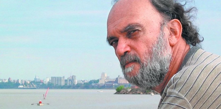 FÁBULA DEL PELOTUDO, por Roberto Fontanarrosa (1944-2007)  Se cuenta que en una ciudad del interior, un grupo de personas se divertían con el pelotudo del pueblo. Un pobre infeliz de poca inteligencia, que vivía haciendo pequeños mandados y recibiendo limosnas.  🧵...