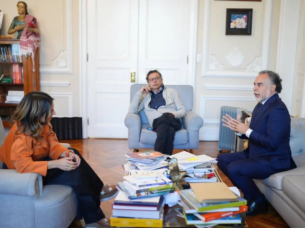 lasillavacia's tweet photo. 👤El aterrizaje de Armando Benedetti como asesor en la Casa de Nariño muestra el teflón del círculo íntimo que acompañó a la campaña de Petro.

Ahí figuran Laura Sarabia o Ricardo Roa, entre otros.  Todos siguen en el gobierno a pesar de los escándalos que los rodean.

Va 🧵. https://t.co/7XbLq90O08