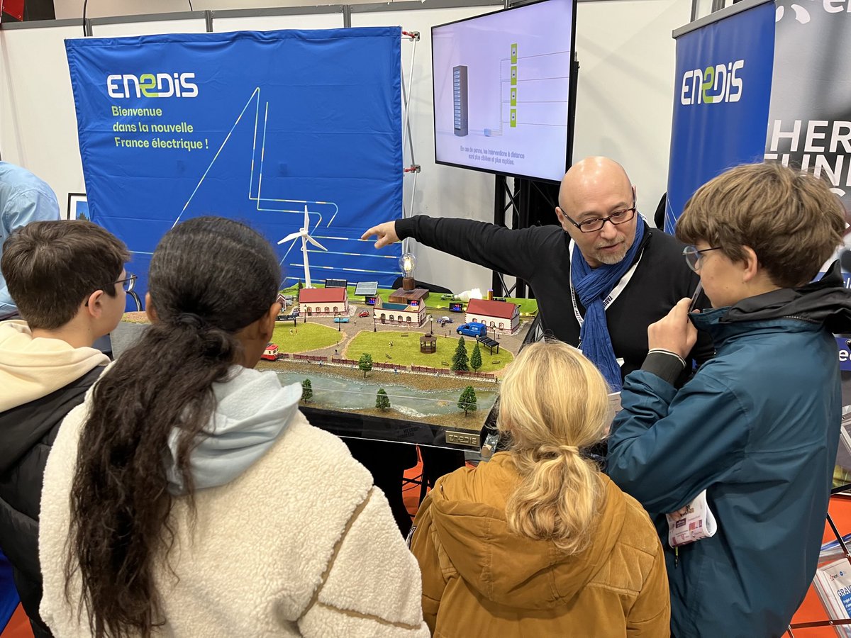 Une belle dynamique aujourd’hui sur le stand ⁦<a href="/enedis/">Enedis</a>⁩ à ⁦<a href="/Dunkerque/">Ville de Dunkerque</a>⁩ pour le forum des fabuleux métiers ! Merci à ⁦<a href="/MajidZiraoui/">Majid Ziraoui</a>⁩ ⁦<a href="/CelineBaert/">Celine Baert</a>⁩ et à la dream team ⁦@enedis_npdc⁩ ! #NouvelleFranceElectrique #Decarbonation #EcoledesReseaux