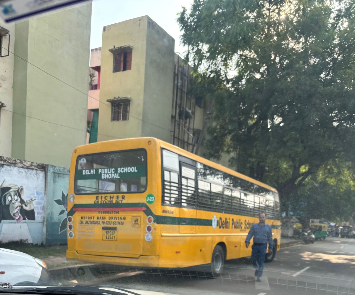 यह दिल्ली पब्लिक स्कूल  की बस को क्या भोपाल की प्रमुख सडकों पर पार्क करने की अनुमति है यह बसें शाम चार baje से सुबह ६ बजे तक सड़क पर पार्क रहती हैं,कुछ समय पहले इनकी सड़क पर पार्क हुई बस से एक महिला की जान जा चुकी जिसका केस कोर्ट मैं चल
<a href="/schooledump/">School Education Department, MP</a> <a href="/CollectorBhopal/">Collector Bhopal</a> <a href="/CP_Bhopal/">Commissioner of Police, Bhopal</a>