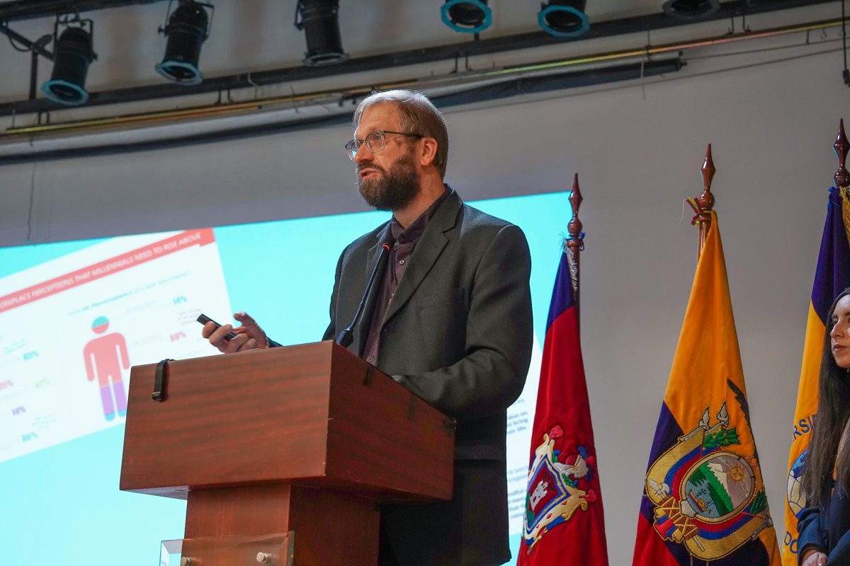 upsalesianaec's tweet photo. 👨‍🏫 Se inauguró la VI edición del Congreso de #EducaciónSalesiana en la UPS sede #Quito, el P. Juan Cárdenas, Rector de la UPS, dio la bienvenida a todos los participantes, “este congreso representa una oportunidad invaluable para construir conocimiento compartido y reafirmar nuestro compromiso con una educación transformadora que abarque la diversidad cultural, la innovación tecnológica y la formación integral”.

👨‍💼 Para iniciar este gran vento académico, se llevó a cabo la conferencia magistral: "Educación salesiana intercultural en la época de Ia IA" junto al P. Michal Vojtáš, de la Universidad Pontificia Salesiana (UPS) de #Roma y Director del Centro de Estudios #DonBosco.

#UPSEcuador #InvestigaciónUPS #CongresosUPS #EducaciónSalesiana #SalesianosEcuador