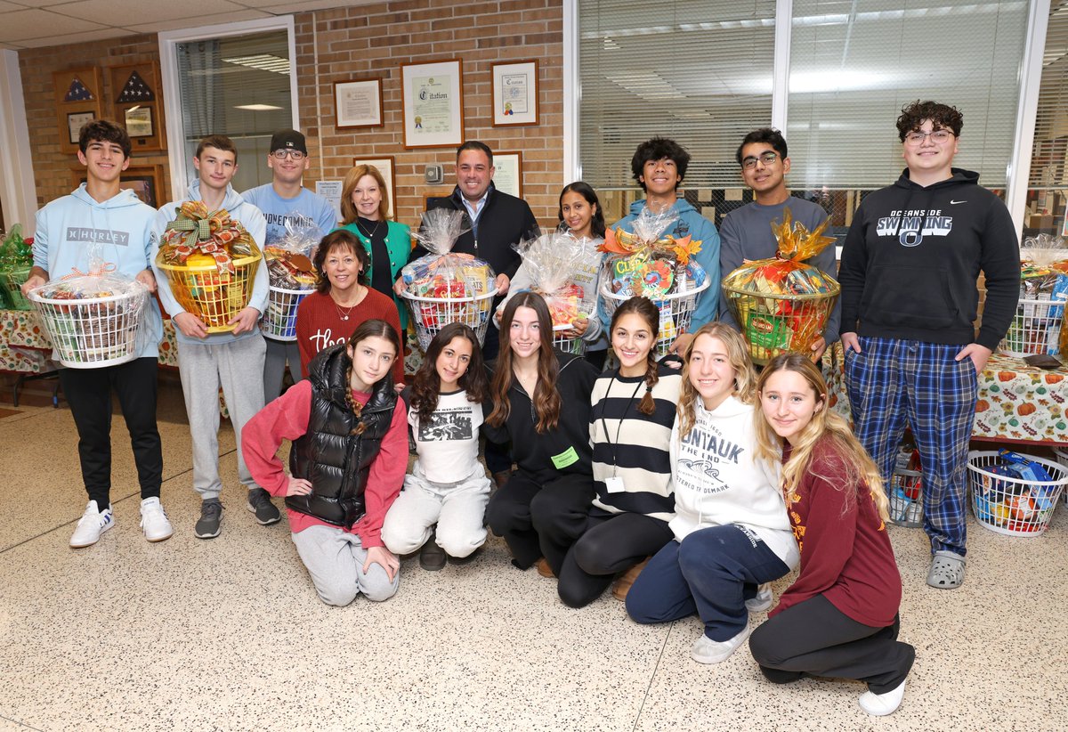 Councilwoman Laura Ryder and I started the day in #OceansideNY helping students prepare #Thanksgiving baskets for #NY04 neighbors in need.

Great team work <a href="/OSchoolsPR/">Oceanside School District #OSD_NY</a>, Oceanside Community Service &amp; many more.