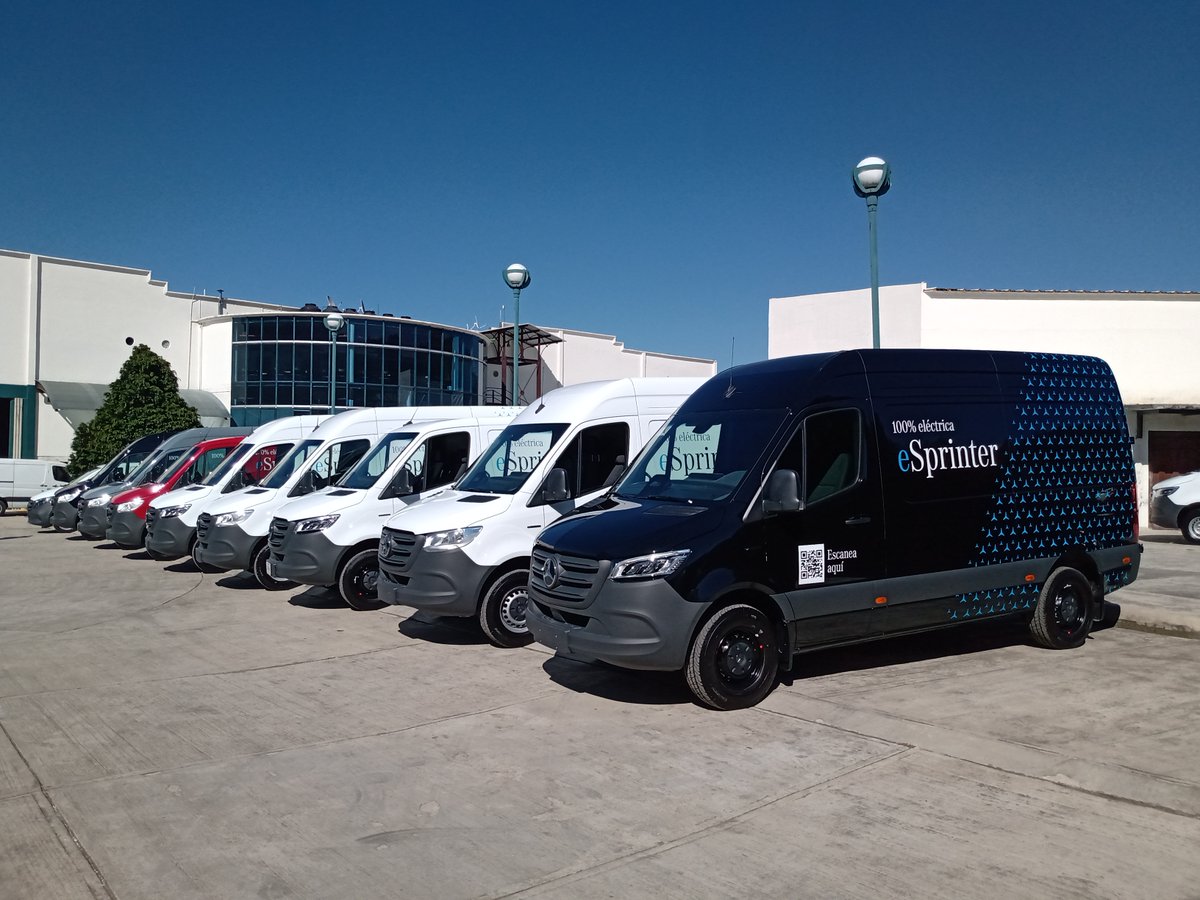 RMovilidad3's tweet photo. Develación de las nuevas #eSprinter 100% eléctrica y la #VitoCargoVan de @MBVanesMx, vehículos que atenderán el nicho de las PYMES, última milla, profesiones, oficios y servicio.
#MercedesBenzVanes #MBVanesMx #Movilidad #RevistaMovilidad3 https://t.co/cgIcM2s3la