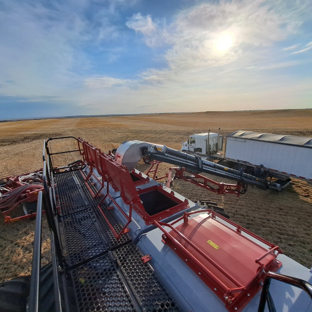 Smart tank design to keep you working!

The tanks of the 10 Series air cart are designed to maximize your time in the field and your acres per fill. The optimizer tank has the capacity to holds two mini-bulk bags of canola or extend your acres per fill with other crops. #Morris