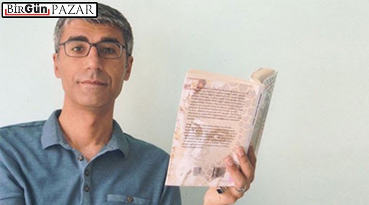 Bu ülkede bir an sevinmenize izin yok! 
Sevindiğiniz de 30 yıldır haksız yere tutsak edilen <a href="/ilhan_comak/">İlhan Sami Çomak</a>’ın özgürlüğü. Bir an sonra <a href="/hicriizgoren/">hicri izgören</a> gözaltına alınıyor. Bu iki şair de #MetinAltıok şiir ödülü sahibidir! Kader değil iyilikle kötülüğün açık karşıtlığı!