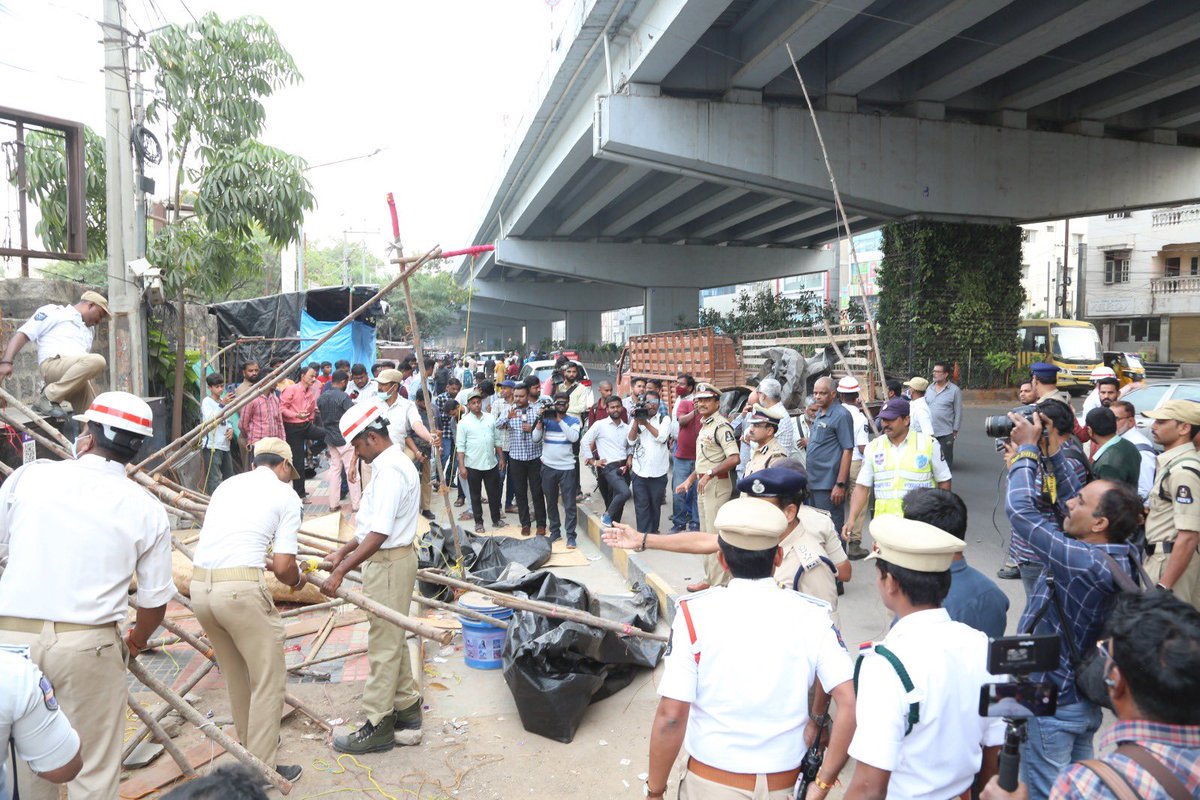 NewsMeter_In's tweet photo. #Hyderabad---
@CPHydCity @CVAnandIPS accompanied by @AddlCPTrfHyd, @HYDTP P Viswa Prasad conducted Operation #ROPEhydtp on #Tollichowki-#Shaikpet stretch in the limits of @shotr_tlchowki, and removed encroachments.
The police also destroyed 1,115 #sirens and 625 multi-toned #horns which were seized by @HYDTP from the last one month.
The special drive will continue to ensure #traffic discipline, reduce #noisepollution, and improve #roadsafety in #Hyderabad City.