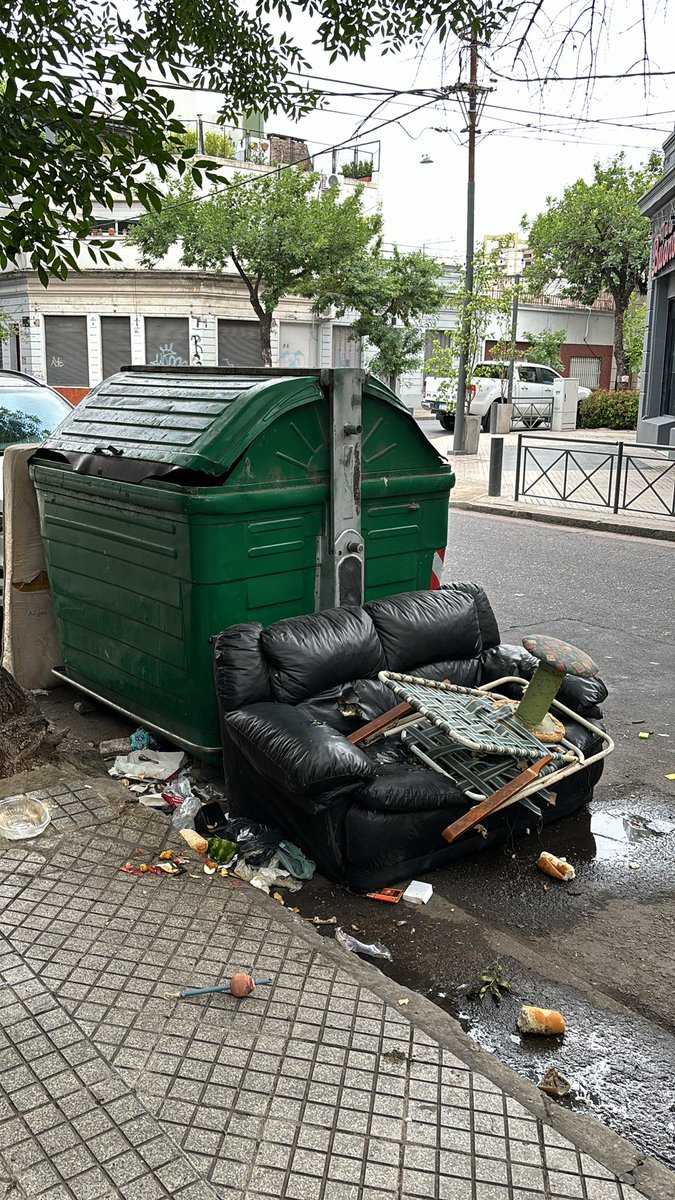 gimenezchueco's tweet photo. @lmarelli0 Buenas tardes Luciano ,cuando pasarán a retirar el sillón y el colchón que un vecino dejó en la calle ? Gracias .
Viamonte y España https://t.co/BKjEHGY5h0