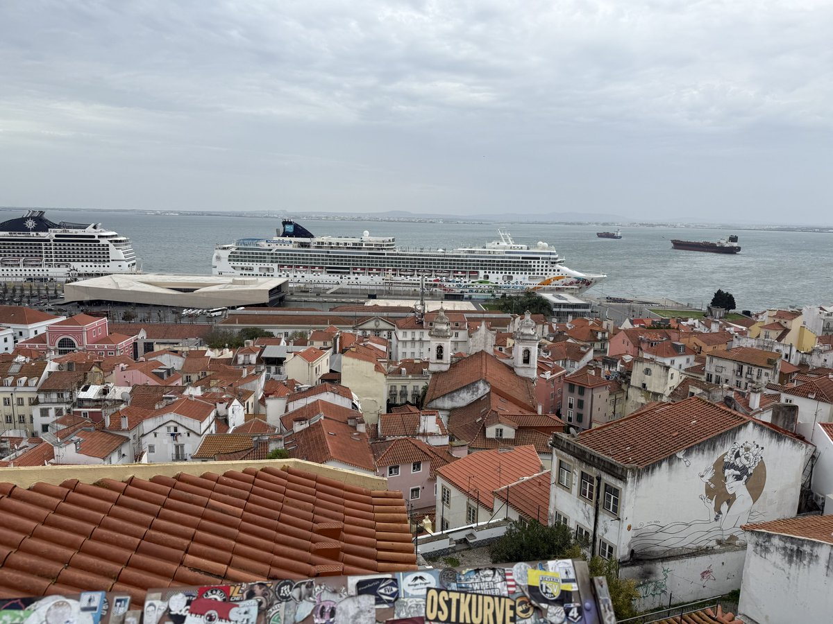 BadToxic's tweet photo. #Statue, #view and #trams in #Lisbon, #Portugal (#ship #NorwegianPearl).
#Straßen #Lissabon #Lisboa #tourism #city #Stadt #Aussicht #oldBuildings #Straßenbahn #church #Kirche #cruiseShip #cruise #Kreuzfahrt #Schiff #vacation #Urlaub @umiizza #NowegianCruiseLine @CruiseNorwegian https://t.co/TzEYfZLLaa