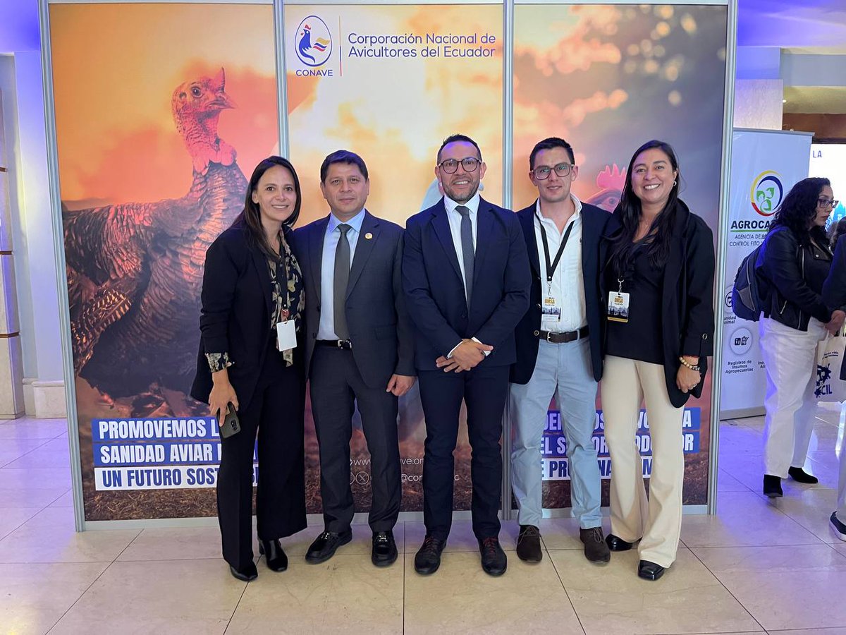 CONAVE_EC's tweet photo. Compartimos con el Ministro @danilopalaciosm y #PatricioAlmeida en el marco de los #100AñosOMSA. Somos #CONAVE la voz de los productores de #ProteinaAnimal desde #Ecuador el país de los 4 mundos.
@DEspinGarcia @JFrancisco_16 @AgrocalidadEC https://t.co/Hi0typYhg6