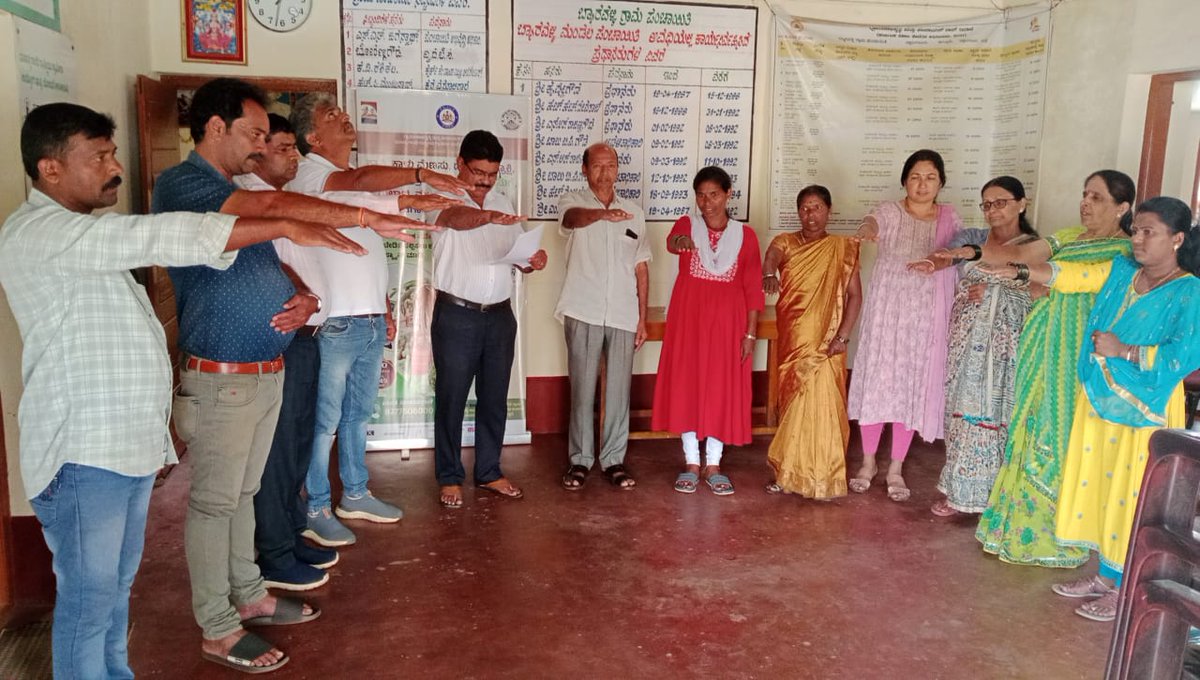ZP_Chikmagalur's tweet photo. ಚಿಕ್ಕಮಗಳೂರು ಜಿಲ್ಲೆಯ ಬ್ಯಾರವಳ್ಳಿ ಗ್ರಾಮ ಪಂಚಾಯಿತಿ ವ್ಯಾಪ್ತಿಯಲ್ಲಿ ವಿಶ್ವ ಶೌಚಾಲಯ ದಿನಾಚರಣೆ ಕಾರ್ಯಕ್ರಮ ಹಮ್ಮಿಕೊಳ್ಳಲಾಯಿತು ಹಾಗೂ ಪ್ರತಿಜ್ಞಾವಿಧಿ ಬೋಧನೆ ಮಾಡಲಾಯಿತು.
#WTD2024 #WTDay24 #toilet #RDWSD #PanchayatRaj #rdwsdgov #woldtoiletday #wtd2024celebration #WTD#ToiletsForDignity #MyToiletMyPride https://t.co/eKzDMxss3q