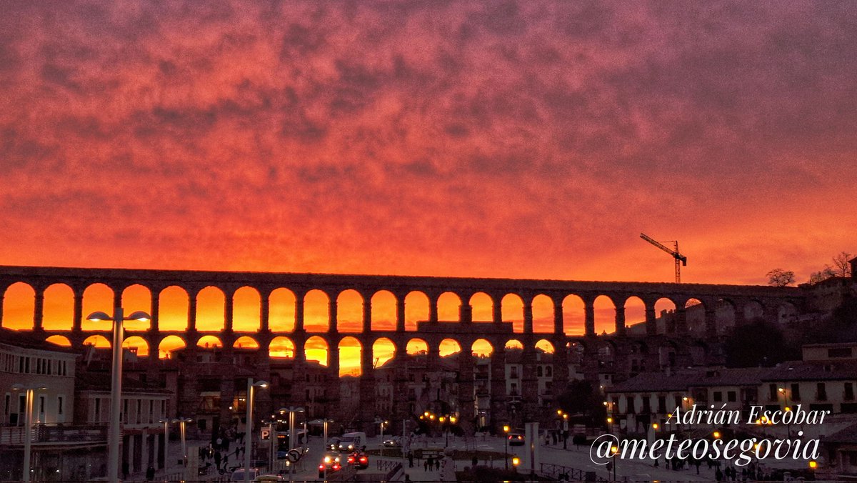 Asi terminaba el martes en #Segovia con este espectacular atardecer sobre el Acueducto.