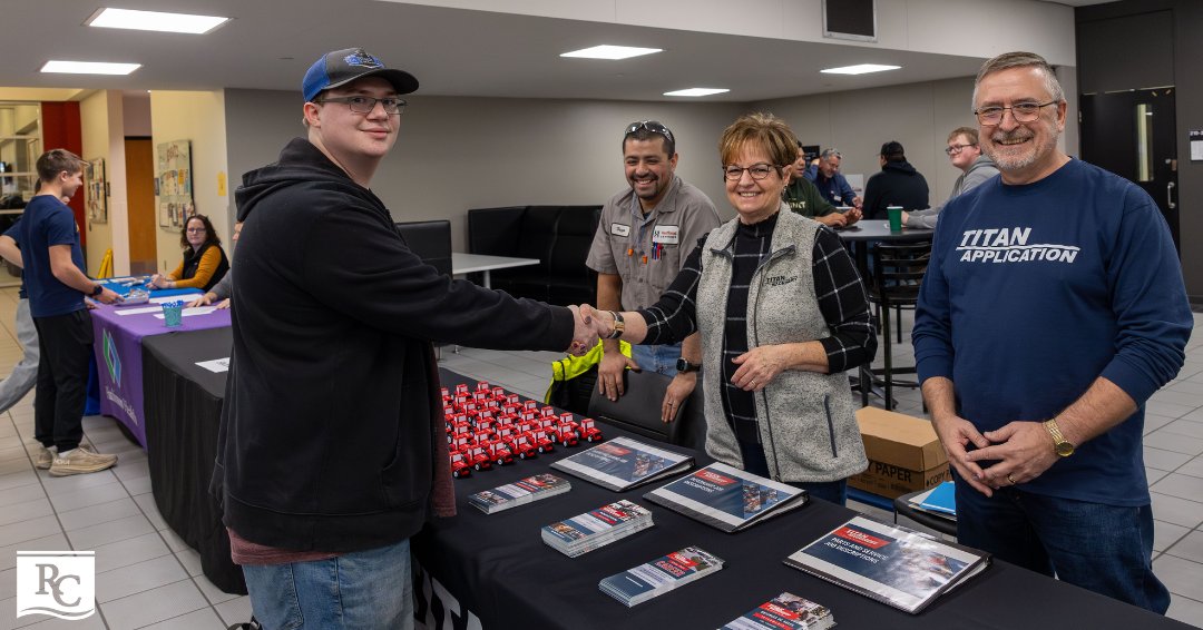 Our #PhiThetaKappa Beta Eta Chi chapter held their #SkillsDay event on November 19th. 💼 Attendees could practice their interview skills, review their resumes, learn about Phi Theta Kappa,  and shop in the free professional clothing closet. 👔⁠ ⁠

#RidgewaterCollege