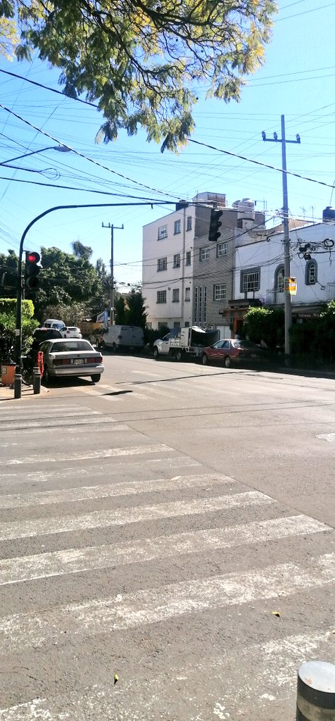 VIHUBAMA's tweet photo. El semáforo de Fernández del castillo esquina Pedro santacilia no funciona el rojo desde hace 2 semanas y casi provoca accidentes. @BJAlcaldia @UCS_GCDMX @SSC_CDMX https://t.co/dwrB1slgXR