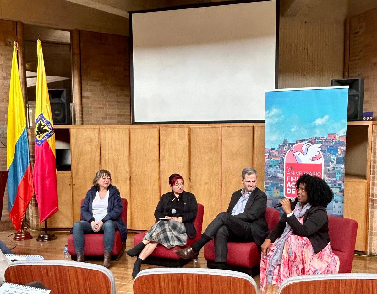 MisionONUCol's tweet image. Hoy desde la conmemoración del 8° aniversario del #AcuerdoDePaz en #Bogotá destacamos el liderazgo de la Alcaldía de @Bogota y su @ConsejeriaDePaz para reflexionar con víctimas y firmantes de paz sobre el aporte de las ciudades en la construcción de paz. #FirmesConElAcuerdo 🧵