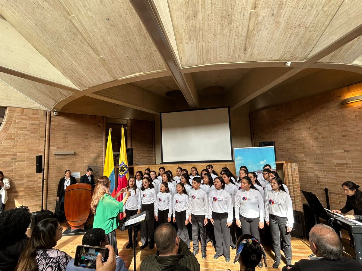 MisionONUCol's tweet image. Hoy desde la conmemoración del 8° aniversario del #AcuerdoDePaz en #Bogotá destacamos el liderazgo de la Alcaldía de @Bogota y su @ConsejeriaDePaz para reflexionar con víctimas y firmantes de paz sobre el aporte de las ciudades en la construcción de paz. #FirmesConElAcuerdo 🧵