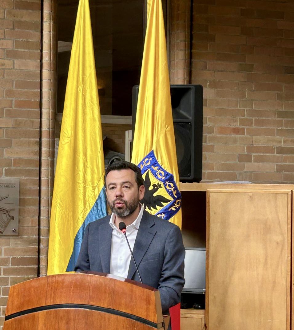 MisionONUCol's tweet image. Hoy desde la conmemoración del 8° aniversario del #AcuerdoDePaz en #Bogotá destacamos el liderazgo de la Alcaldía de @Bogota y su @ConsejeriaDePaz para reflexionar con víctimas y firmantes de paz sobre el aporte de las ciudades en la construcción de paz. #FirmesConElAcuerdo 🧵