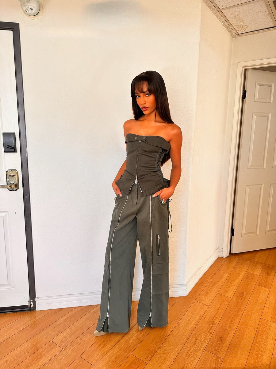 tabitharsanchez's tweet photo. Savannah Lee Smith in Simkhai for Vulture Fest. Styled by me. https://t.co/f7pb8dU42k