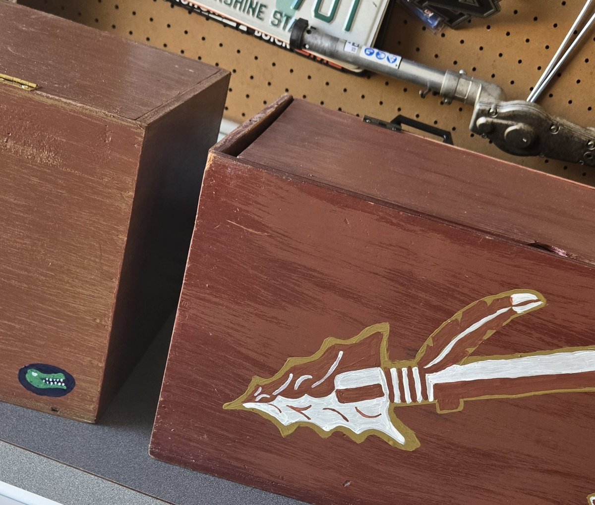 tickytackytiki's tweet image. Ended up doing 'noles x 2 for Christmas presents - they need cheering up! but HAD to do tiny logo on the back 🐊😉 #RivalsWeek