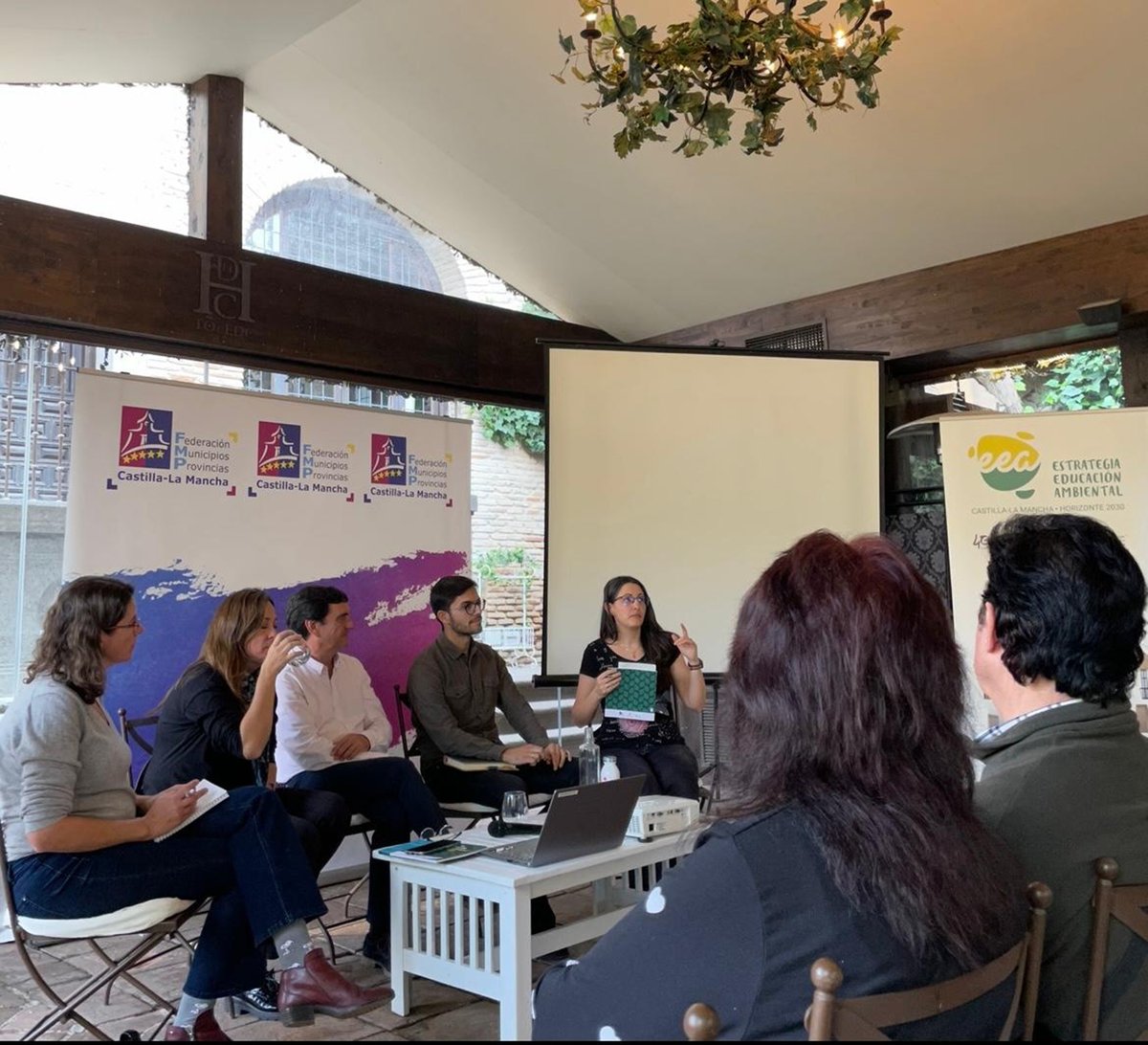 👉 #Azuqueca: El Ayuntamiento trabaja en la preparación de un Plan Municipal de Educación Ambiental ➡️ El concejal y la técnica de Medioambiente han asistido en Toledo a la presentación de una propuesta del gobierno regional 🗞️ acortar.link/yjq8Lc