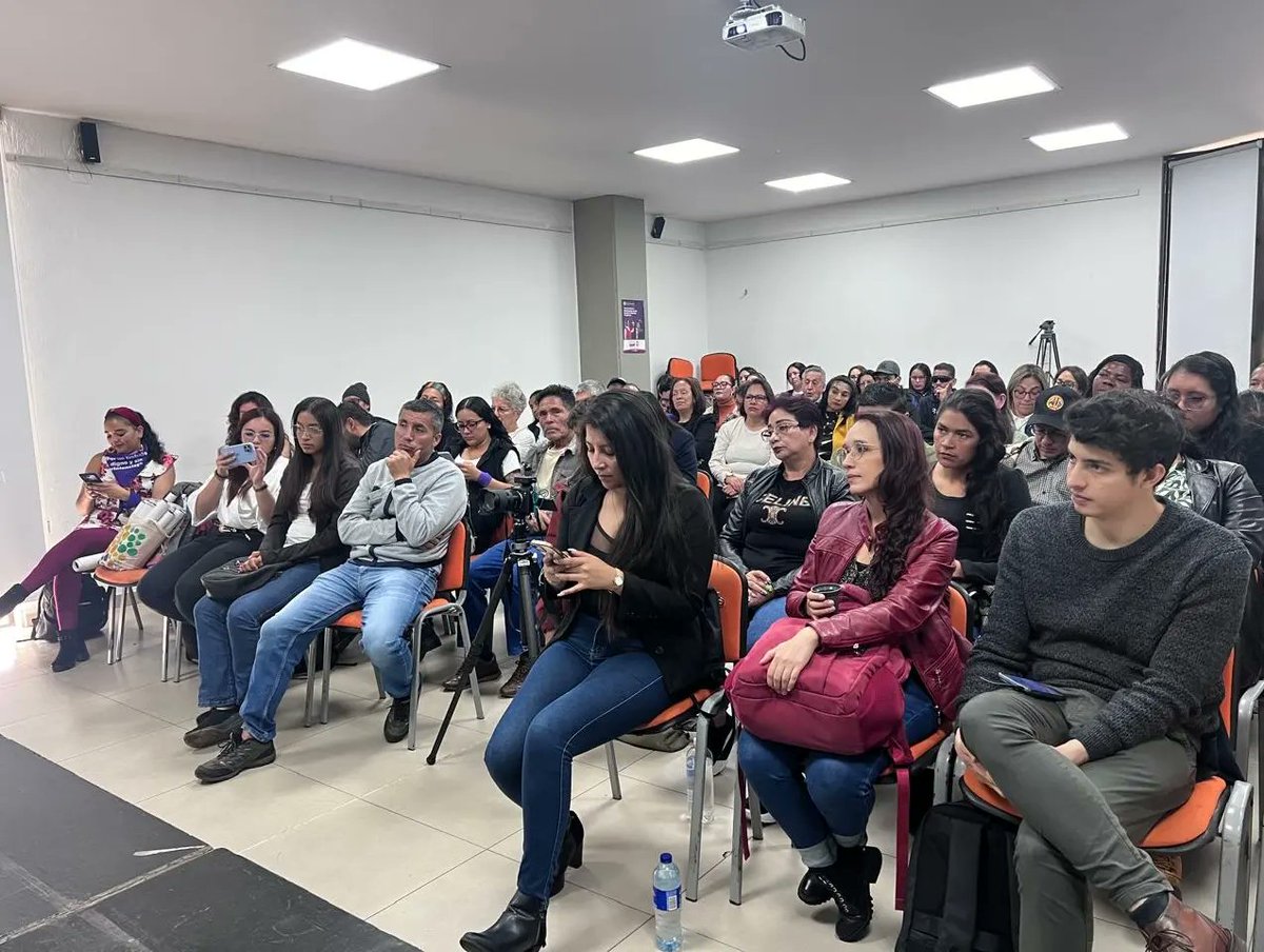 👷🏻‍♂️👩‍🌾 Conmemoramos el #DíaInternacionalDeLaNoViolenciaContraLaMujer con las y los trabajadores del sector floricultor y sector minero, donde se habló de la Reforma Laboral y Pensional desde un Enfoque de Género y de la ley 2381 de 2024. 💜✊🏻

#SectorFlores 
#SectorMinero