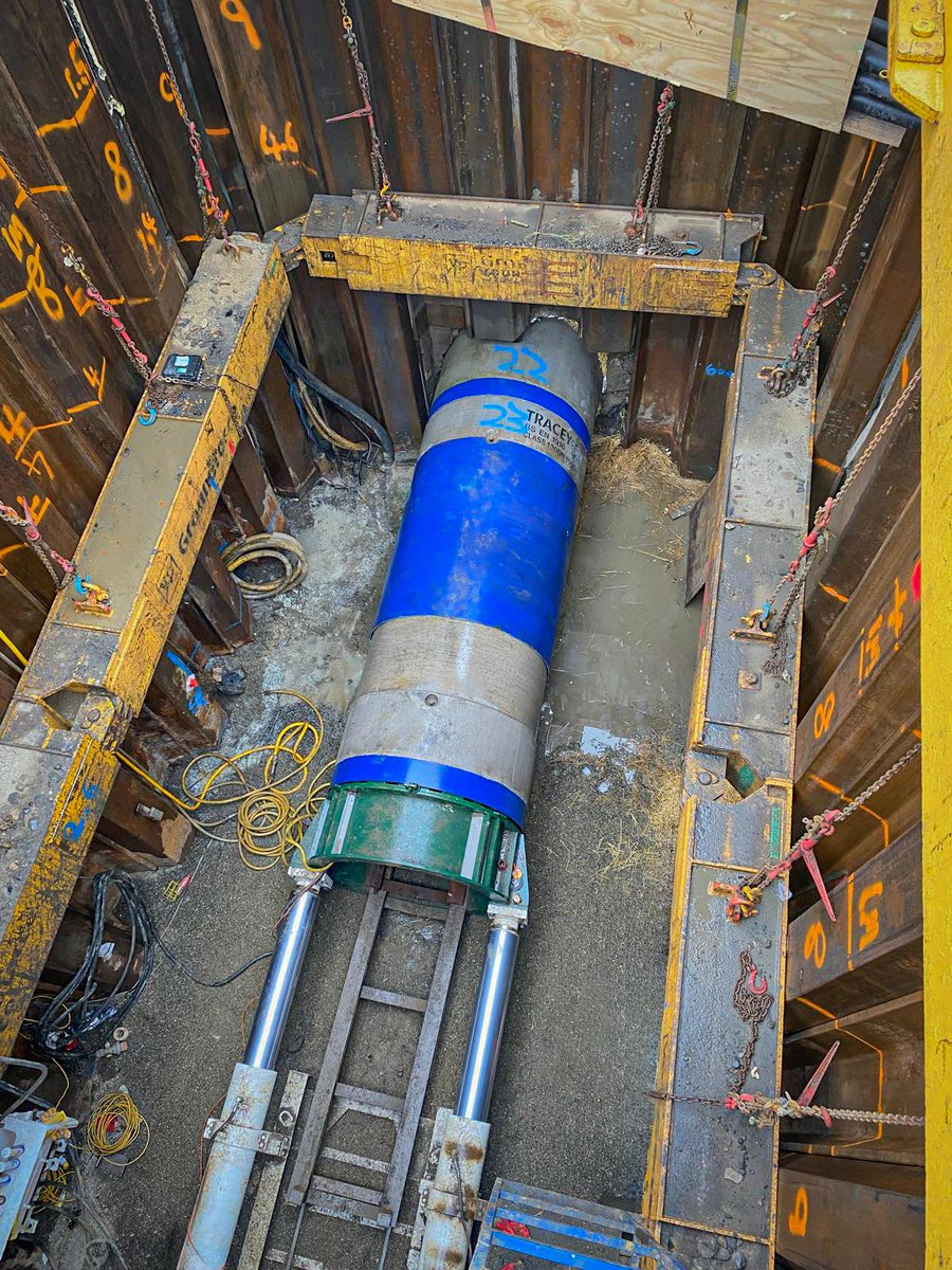 Tracey_Concrete's tweet photo. DN1500mm jacking pipes installed on recent project. 🏗️👷👍Discover more of our precast products at https://t.co/aO7vgGJoKM https://t.co/NLpMfak0fq