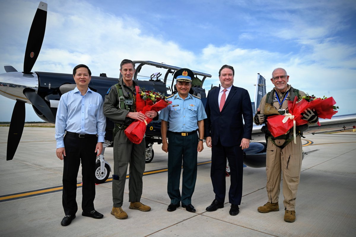 aag_th's tweet photo. 🇻🇳🇺🇸AAG_th บันทึกประจำวัน: เวียดนามรับมอบเครื่องบินฝึกใบพัด T-6C สหรัฐฯ 5เครื่องแรกจาก 12เครื่อง
https://t.co/XxvbsCf3Nw
#Vietnam #AirForce #VPAF #USA @PACAF @usairforce #USAF @TxtAvDefense @TextronAviation @Beechcraft #T6 #TexanII #Aircraft https://t.co/wIOa60dSPL