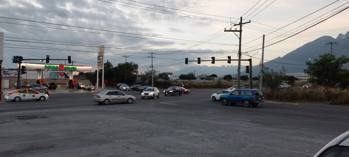 carneselectas's tweet photo. Sigue sin funcionar el semáforo desde el sabado. Luis Donaldo Colosio esquina Albahaca col Mirasol.  @Cicmty https://t.co/I6voAt0RCS