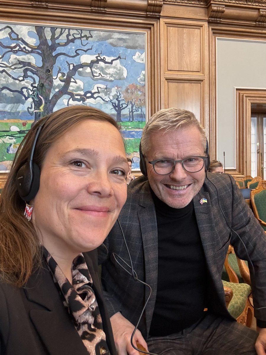 Astrid Krag (@astridkrag) on Twitter photo Her er to, der glæder sig over simultantolkning nu er muligt for vores folketingskollegaer valgt i Grønland og Færøerne. Det klæder vores Rigsfællesskab 🇬🇱🇫🇴🇩🇰
Til gengæld ikke klædeligt at <a href="/stojberg/">Inger Støjberg</a> kalder det selvsamme ‘et cirkus’ 😞 Her er to, der glæder sig over simultantolkning nu er muligt for vores folketingskollegaer valgt i Grønland og Færøerne. Det klæder vores Rigsfællesskab 🇬🇱🇫🇴🇩🇰
Til gengæld ikke klædeligt at <a href="/stojberg/">Inger Støjberg</a> kalder det selvsamme ‘et cirkus’ 😞