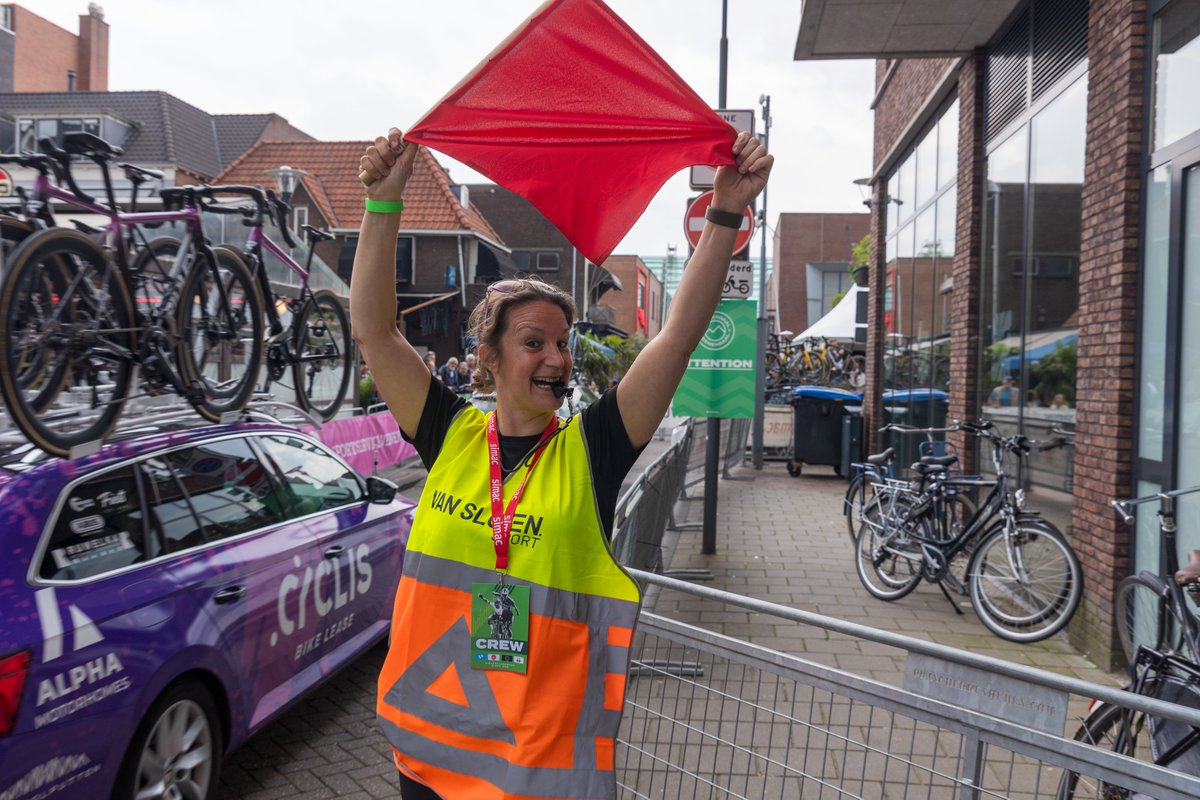 De wielerklassieker Veenendaal-Veenendaal kan niet zonder haar vrijwilligers, en ook in 2025 kunnen we jou hulp goed gebruiken!

O.a.: parcoursbeveiliging, op- afbouw of het ontvangen van gasten

Meer info:
veenendaal-veenendaal.nl/over-ons/vacat…

#veenendaal #vv25 #vrijwilliger #sportevenement