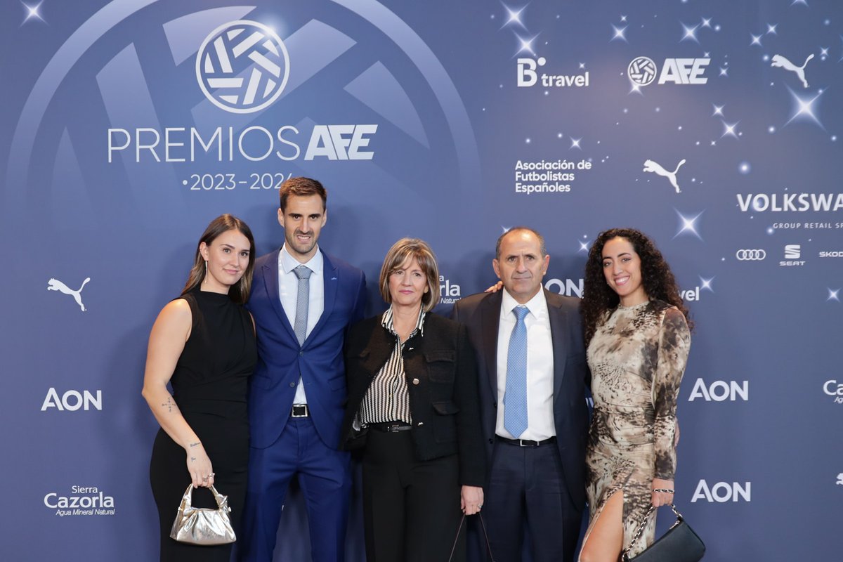 CDCastellon's tweet photo. 🏆⚽️ @jesusdemiguel8 recibió ayer en Madrid el premio a mejor jugador del grupo II de la Primera RFEF 2023-2024 por parte de la @afefutbol 

¡Enhorabuena, Demi!

#PPO👂 https://t.co/sQFRHy4rLA