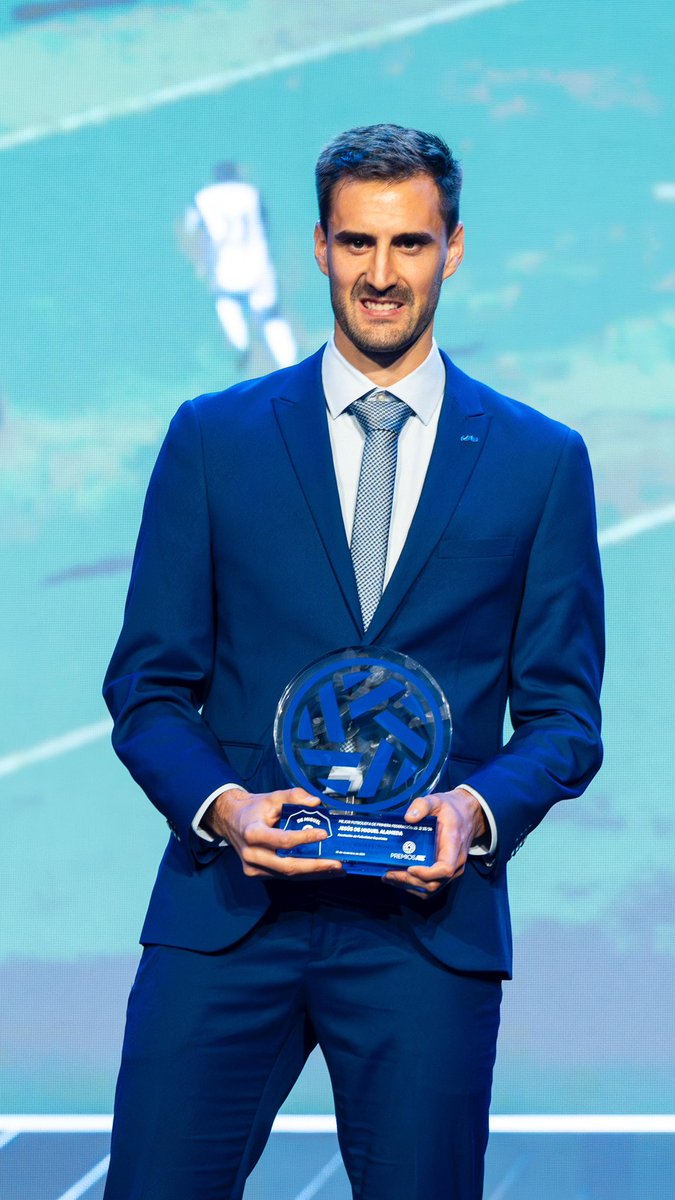 CDCastellon's tweet photo. 🏆⚽️ @jesusdemiguel8 recibió ayer en Madrid el premio a mejor jugador del grupo II de la Primera RFEF 2023-2024 por parte de la @afefutbol 

¡Enhorabuena, Demi!

#PPO👂 https://t.co/sQFRHy4rLA