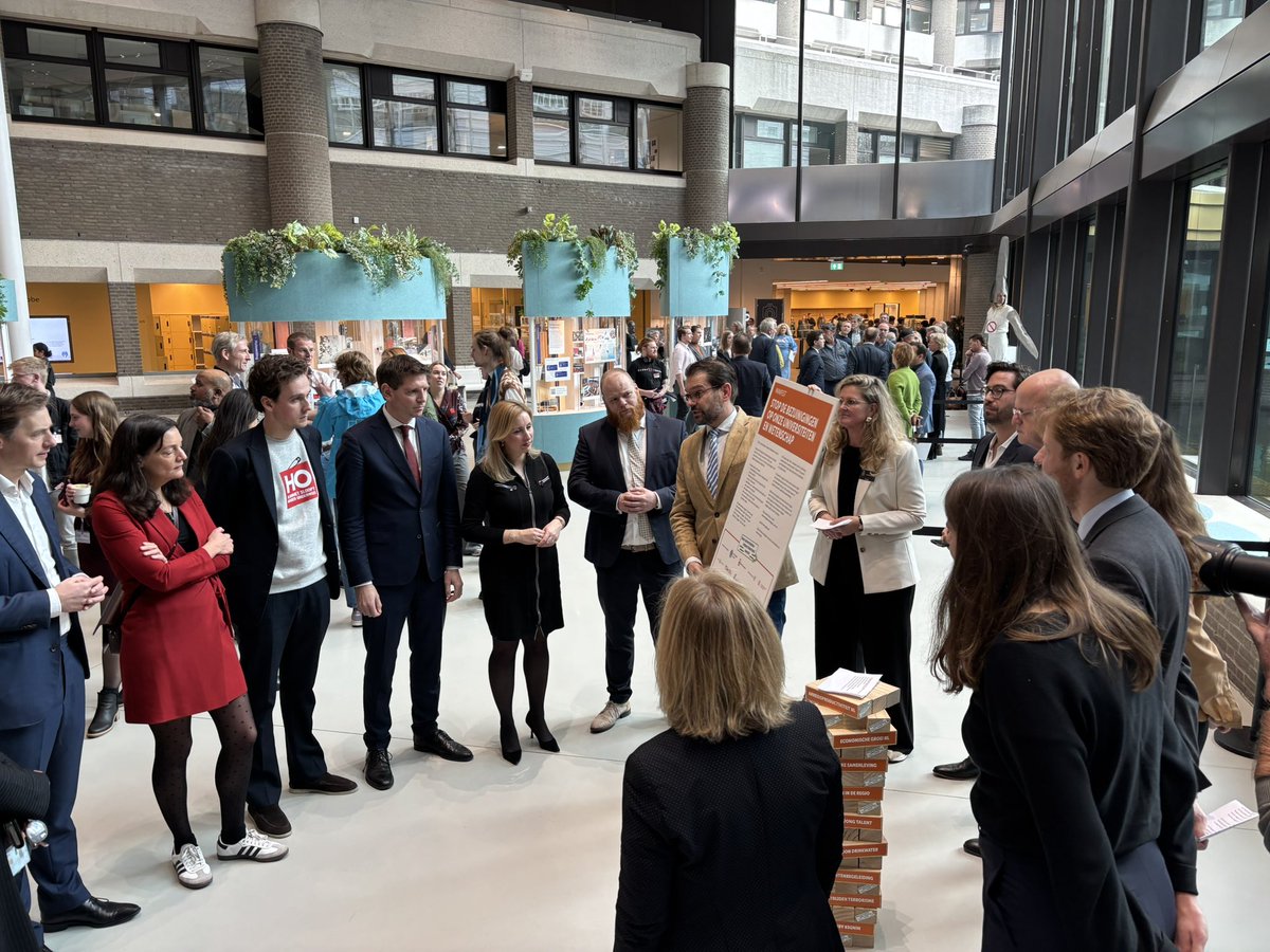 BoerBurgerB's tweet photo. De week is ook vandaag weer begonnen met de petities. BBB-Kamerlid @henkvermeer was aanwezig bij de petitie tegen #Windturbines. Ook andere BBB-Kamerleden waren o.a. aanwezig bij petities op OCW, VWS én LVVN. https://t.co/Iut9SGPxKV