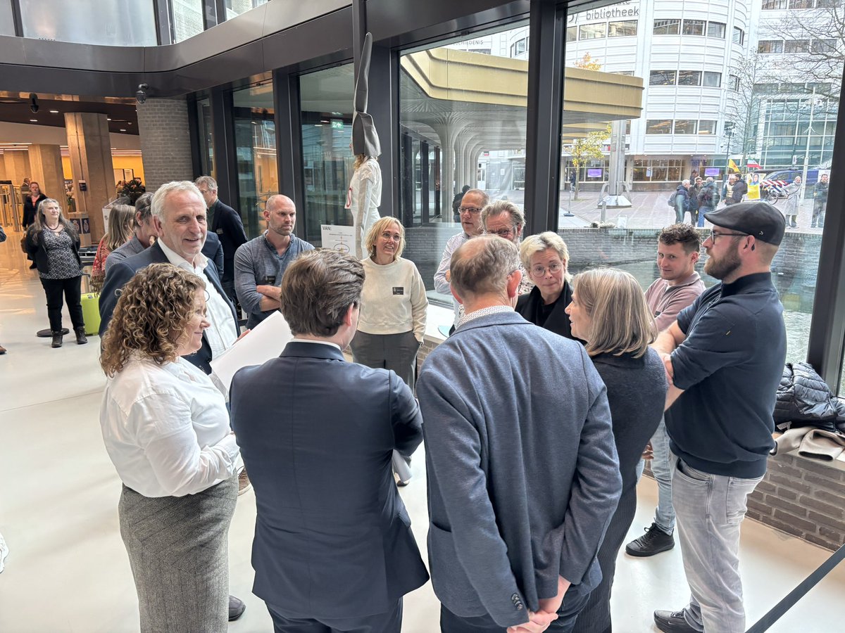 BoerBurgerB's tweet photo. De week is ook vandaag weer begonnen met de petities. BBB-Kamerlid @henkvermeer was aanwezig bij de petitie tegen #Windturbines. Ook andere BBB-Kamerleden waren o.a. aanwezig bij petities op OCW, VWS én LVVN. https://t.co/Iut9SGPxKV