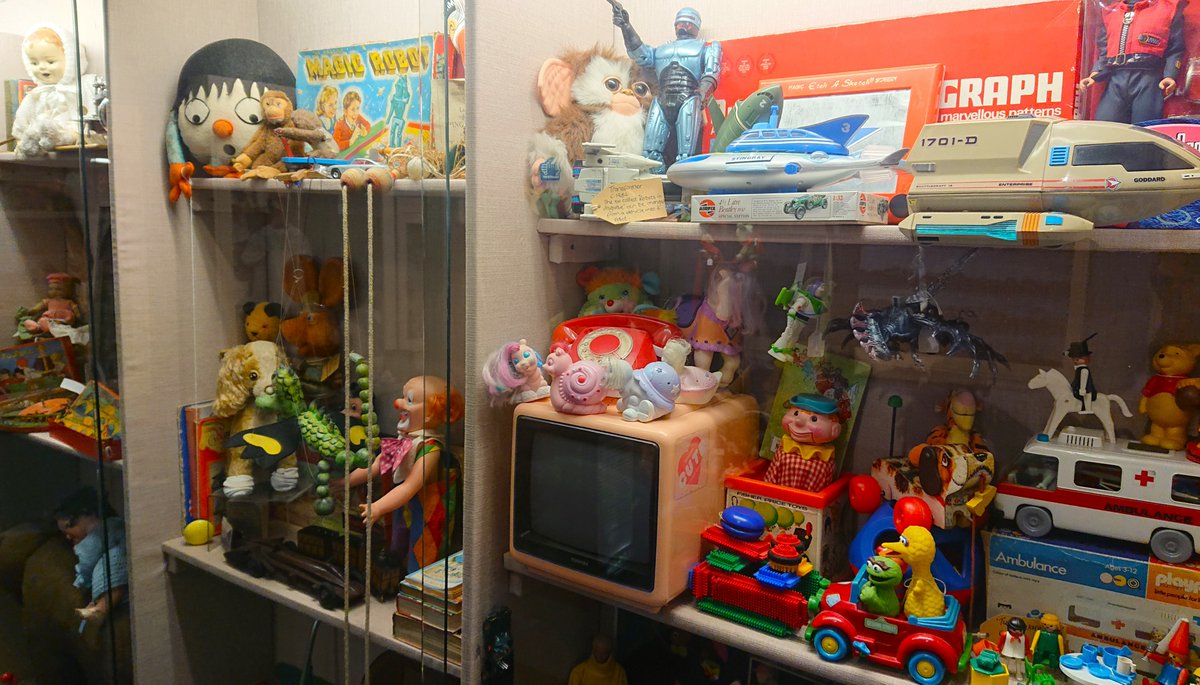 BramptonMuseum's tweet image. It&apos;s #GameandPuzzleWeek and our Toy Gallery have plenty on display - from traditional cups and balls to the classic Etch-a-Sketch. Why not pop in and see if we have any toys that you remember?
#toys